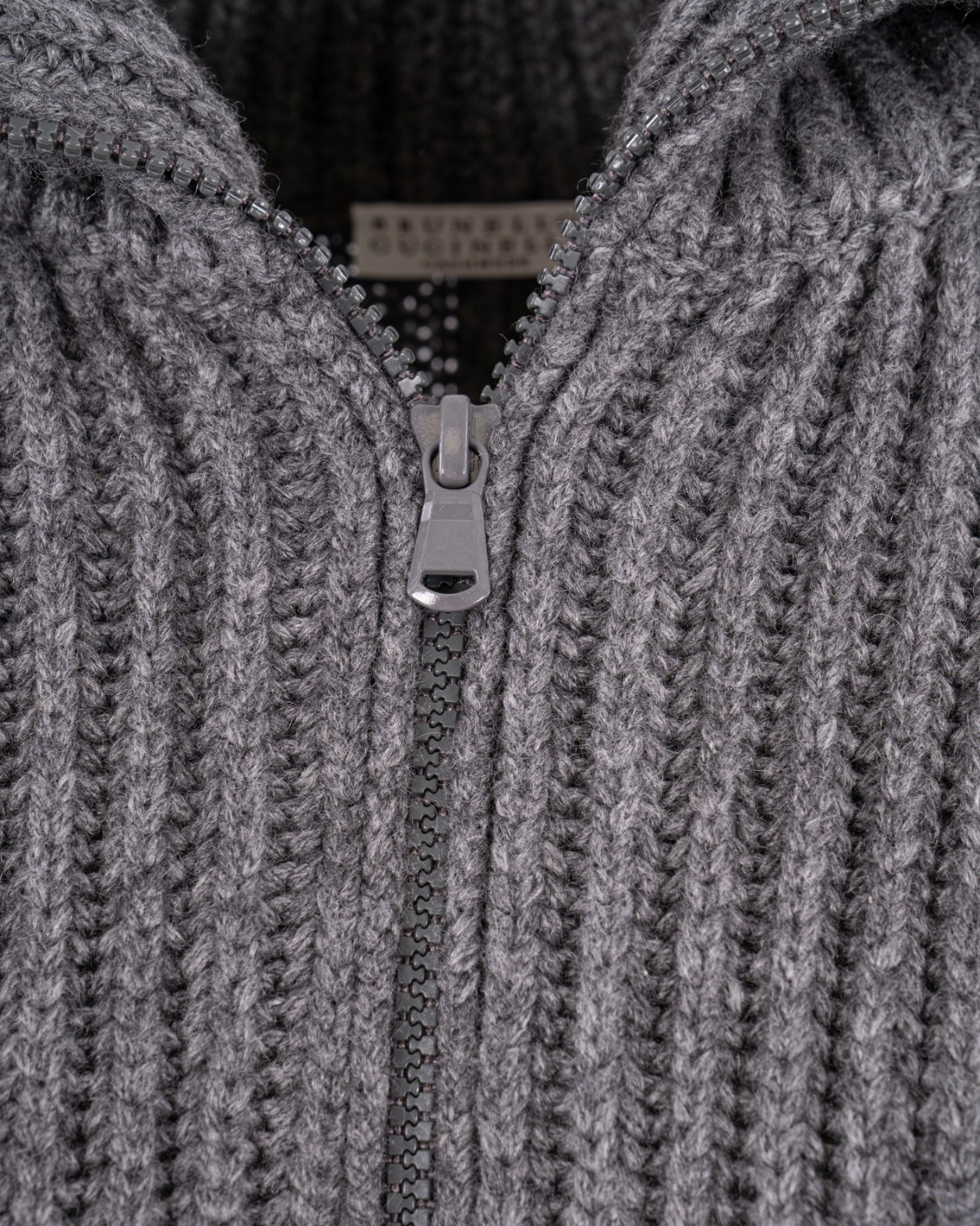 shop BRUNELLO CUCINELLI  Giaccone: Brunello Cucinelli cardigan grigio in cashmere con applicazioni floreali con catena monil.
Applicazione di fiori con catena monil in ecolathuni.
Due tasche laterali.
Cerniera con doppio cursore.
Composizione: 100% cashmere.
Made in Italy.. M52509906-C079 number 794760